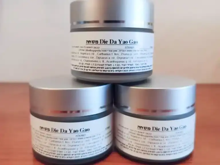 שלושה מארזי משחה של "משחה די דא יאו גאו" עומדים אחד על השני