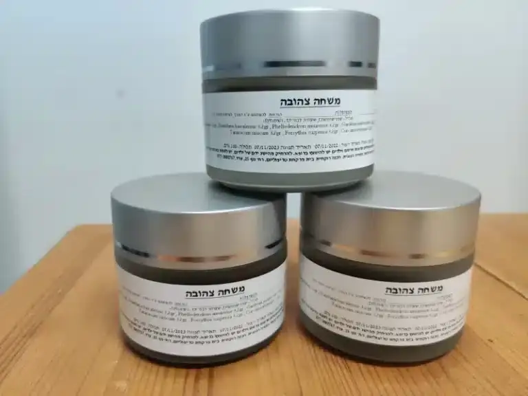 שלושה מארזי משחה של "משחה קרח סיני" עומדים אחד על השני