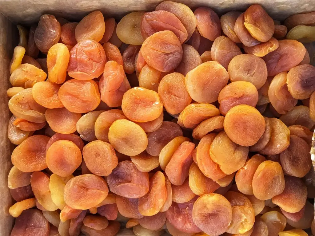 משמש מיובש בגודל מלא, בצבע כתום כהה