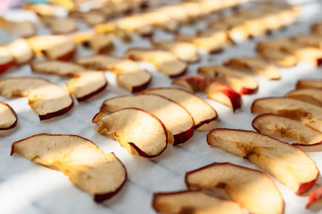 תפוחים מיובשים בשורות בהכנה ביתית