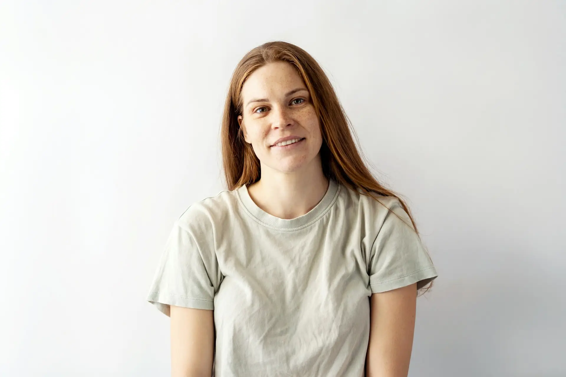 אישה על רקע לבן עם קטמי פיגמנטציה על הפנים שלה - שמניים אתריים לפיגמנטציה