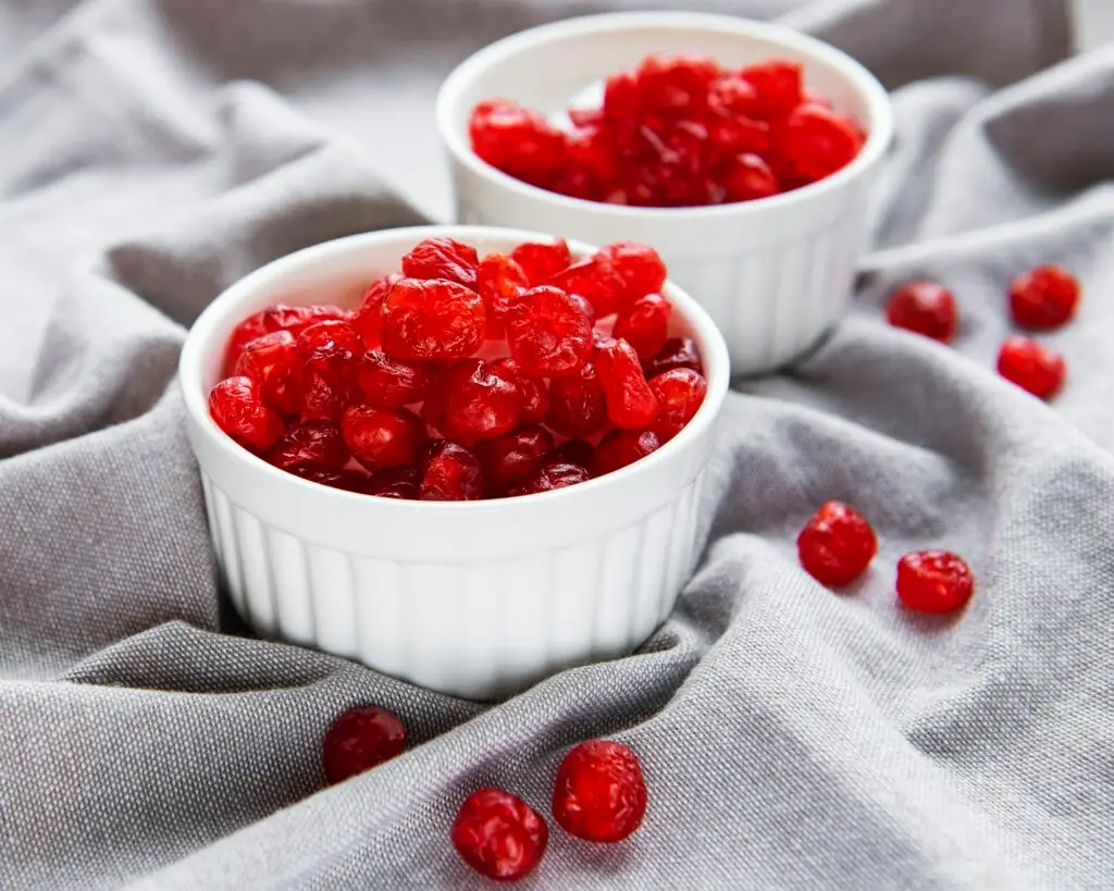 דובדבנים אדומים מיובשים בקערות לבנות