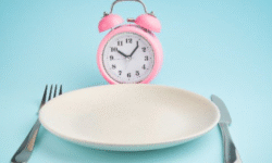 צום לסירוגין – מה באמת אומרים המחקרים, ואיך לקרוא נכון כותרות ברשת?