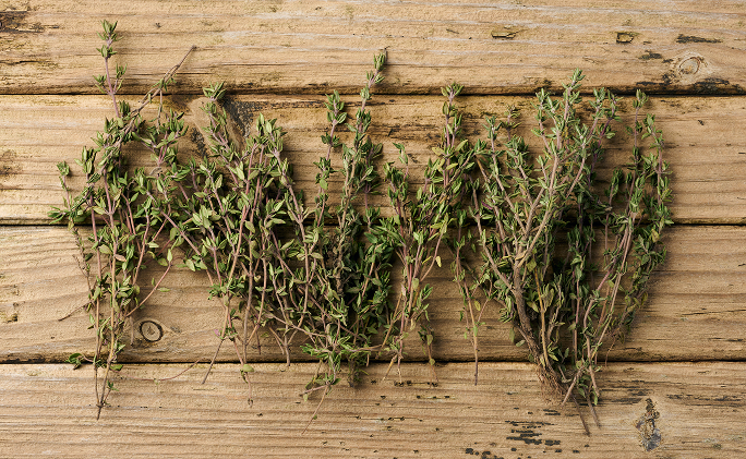 ענפי טימין על שולחן עץ