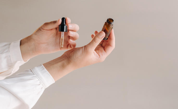 אישה מבצעת בדיקת רגישות עם שמן רוזמרין לפני השימוש על הזרוע