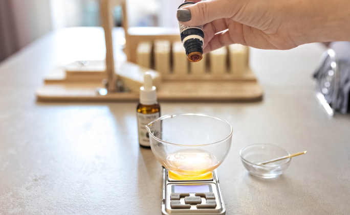 מיהול שמן אתרי עם שמן נשא, משקל וכוס