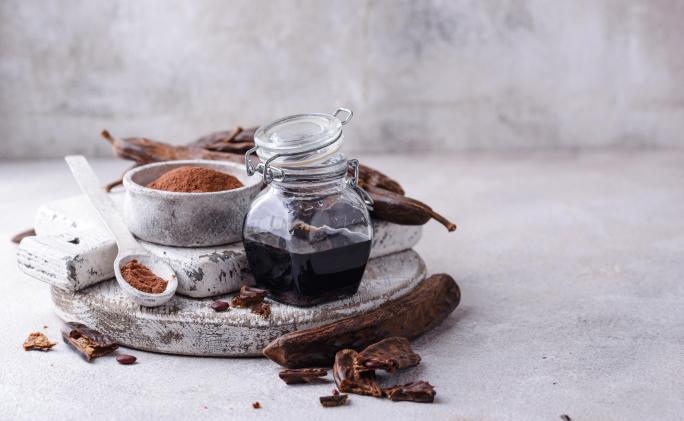 מוצרים שעושים מחרובים, דבש, אבקה על רקע בהיר