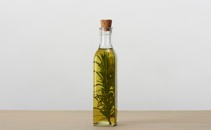 עלי רוזמרין בתוך בקבוק שמן